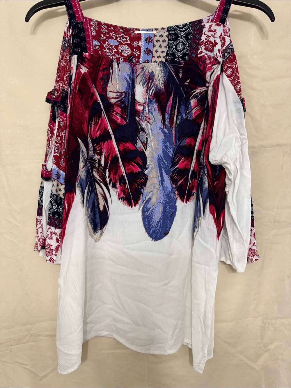 Fig and Flower Boho Feather Print Cold-Shoulder Top in White and Red, Wms Sz S